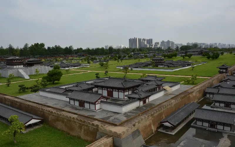 Đường trục chính của Đại Minh cung phân bố 3 cung điện lớn: Hàm Nguyên điện, Tuyên Chính điện, Tử Thần điện, hợp thành Tam đại điện.