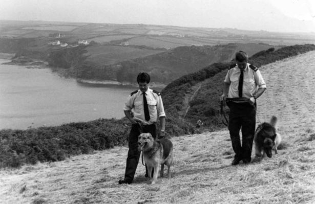  Vụ án này thực sự trở thành một bí ẩn giữa đời thường khi các nhân viên điều tra phải xem xét cả những người từng lặn trên vùng vịnh, thậm chí phải phóng to bức ảnh chụp con bò cái tìm thấy trong máy ảnh của vợ chồng Dixon để tìm ra số gắn trên tai của nó rồi tìm ra chủ sở hữu, hay điều tra tất cả những người từng ký vào cuốn sổ trong nhà thờ gần đó mà không thấy manh mối gì.