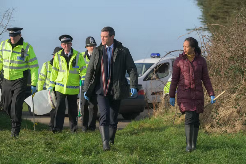 Các thám tử thậm chí còn xem xét giữa kẻ sát nhân và quân đội của cộng hòa Ailen (IRA) xem có mối liên hệ nào không sau khi tìm thấy một số vũ khí chìm gần nơi tìm thấy xác nạn nhân. Phải chăng ông bà Dixon bị sát hại sau khi xảy ra biến cố với IRA vì họ buôn lậu vũ khí tới miền tây xứ Wales?