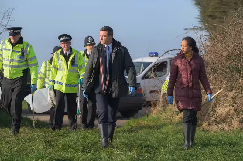 Các thám tử thậm chí còn xem xét giữa kẻ sát nhân và quân đội của cộng hòa Ailen (IRA) xem có mối liên hệ nào không sau khi tìm thấy một số vũ khí chìm gần nơi tìm thấy xác nạn nhân. Phải chăng ông bà Dixon bị sát hại sau khi xảy ra biến cố với IRA vì họ buôn lậu vũ khí tới miền tây xứ Wales?