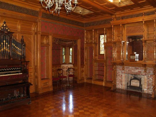 Năm 1862, trong giai đoạn đỉnh điểm của cuộc Nội Chiến, Sarah Lockwood Pardee kết hôn cùng William Wirt Winchester, người thừa kế gia sản khổng lồ của công ty vũ khí Winchester Repeating. Công ty này đã phát triển khẩu súng trường loại bán tự động đầu tiên, phục vụ trong lực lượng quân đội phía bắc.