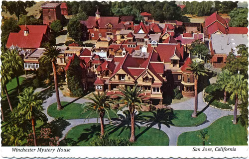 Năm 1922, nữ góa phụ qua đời trong một giấc ngủ sâu, thọ 83 tuổi. Bà đã sống một cuộc đời đơn độc trong khuôn viên dinh thự. Những người bạn của bà có lẽ chỉ là những người hầu và thợ xây làm việc đêm ngày.