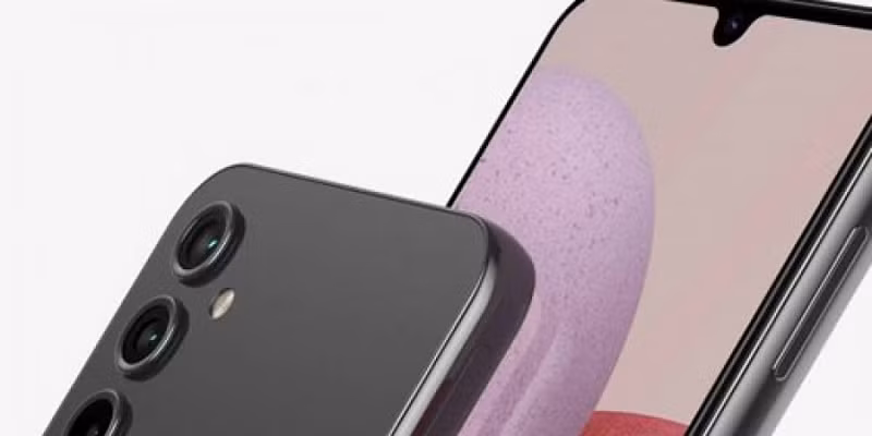 Cuối cùng, thiết kế chính là yếu tố quan trọng khi tìm hiểu về cấu hình Samsung Galaxy A14. Sản phẩm vẫn giữ nguyên thiết kế notch quen thuộc thay vì đục lỗ. Theo đó là 4 góc cạnh đều được bo tròn mang lại cảm giác không quá thô, người dùng cầm nắm cũng dễ hơn rất nhiều.