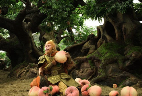 Sau khi lừa được thổ địa trong coi vườn đào, Tôn Ngộ Không đã ăn đến mức ngủ thiếp đi trên cành đào và tự hóa thành một quả đào tiên để che mắt các vị tiên nữ.