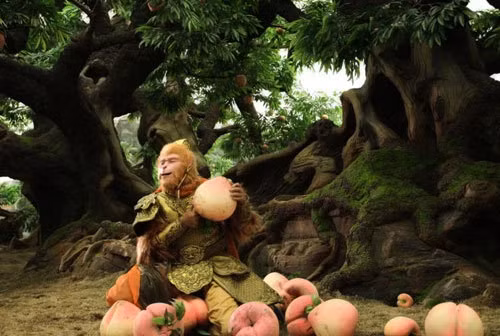 Sau khi lừa được thổ địa trong coi vườn đào, Tôn Ngộ Không đã ăn đến mức ngủ thiếp đi trên cành đào và tự hóa thành một quả đào tiên để che mắt các vị tiên nữ.