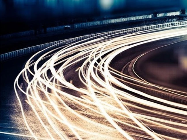 Thuyết này chỉ ra rằng nếu một thứ gì đó càng trôi nhanh, thì nó càng tiến gần đến bế tắc, do thời gian bị "đóng băng". Dưới góc độ vật lý, hành động này sẽ gặp phải một loạt các vấn đề về đảo ngược thời gian, làm rối tung các quan niệm về quan hệ nhân - quả.