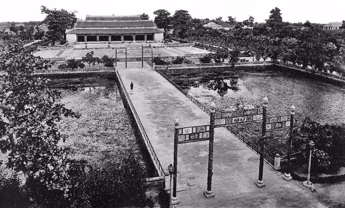 Hình ảnh nghi môn bằng đồng trước điện Thái Hòa, kinh thành Huế xưa. Thái Hòa là cung điện nằm trong khu vực Đại Nội, nơi đăng quang của 13 vua triều Nguyễn.