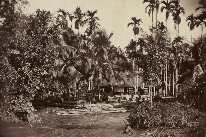 Ngôi nhà cạnh bờ sông lúc thủy triều xuống.