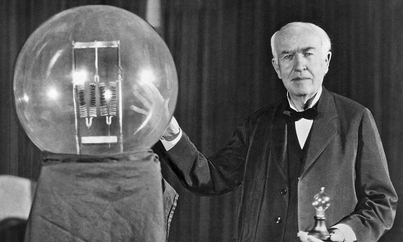 7. Thomas Edison: là nhà sáng chế đại tài (điển hình là phát minh ra bóng điện) và cũng là thương nhân đã phát triển rất nhiều thiết bị có ảnh hưởng lớn tới cuộc sống trong thế kỷ 20. Edison cũng là một trong những nhà phát minh đầu tiên ứng dụng các nguyên tắc sản xuất hàng loạt vào quy trình sáng tạo.