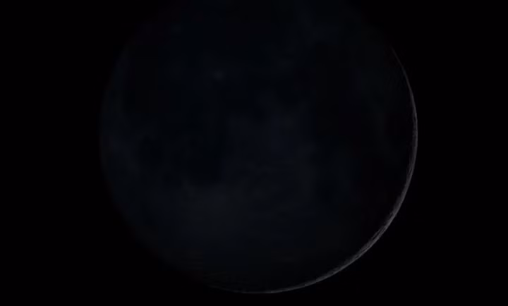 Có hai định nghĩa về Mặt trăng đen. Thứ nhất là lần trăng non thứ hai trong một tháng hoặc. Thứ hai là trăng non thứ 3 trong một mùa có có 4 trăng non. Khi xảy ra hiện tượng này, Mặt trăng sẽ tối đến nỗi không nhìn thấy được vì không được mặt trời chiếu sáng. Vài ngày sau đó, bạn mới thấy một mảnh trăng bạc hình lưỡi liềm trên bầu trời.