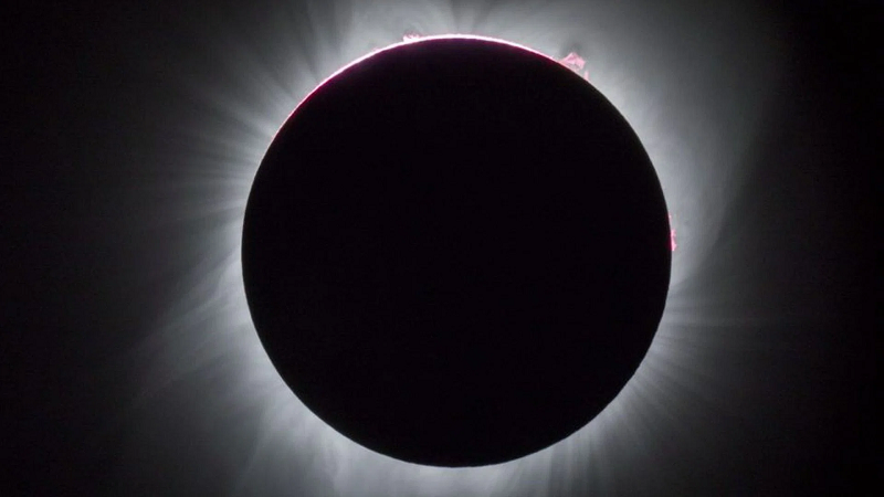 Vì vậy tất nhiên chúng ta không thể nhìn thấy nhật thực hình khuyên này mà đành "nhường phần" chiêm ngưỡng "Mặt Trăng Đen" cho những người ở phía ban ngày của Trái Đất vào thời điểm đó - ước tính khoảng 1 tỉ người sẽ có cơ hội. Nhật thực hình khuyên tháng 10 sẽ hiện ra với "Mặt Trăng Đen" trông to hơn hồi tháng 4, với đường viền rực lửa mỏng hơn.