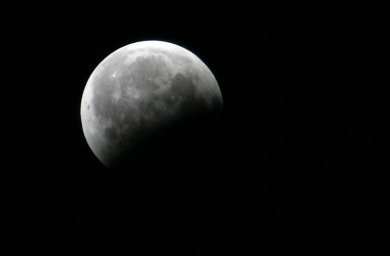 Tại TP HCM nhật thực sẽ bắt đầu từ 8 giờ 34 phút đến 13 giờ 59 phút ngày 20/4. Chúng ta rất may mắn bởi vì ước tính chỉ có 8,77% dân số thế giới - tương đương 693 triệu người - có thể chiêm ngưỡng "Mặt Trăng Đen" vào buổi sáng tháng tư này.