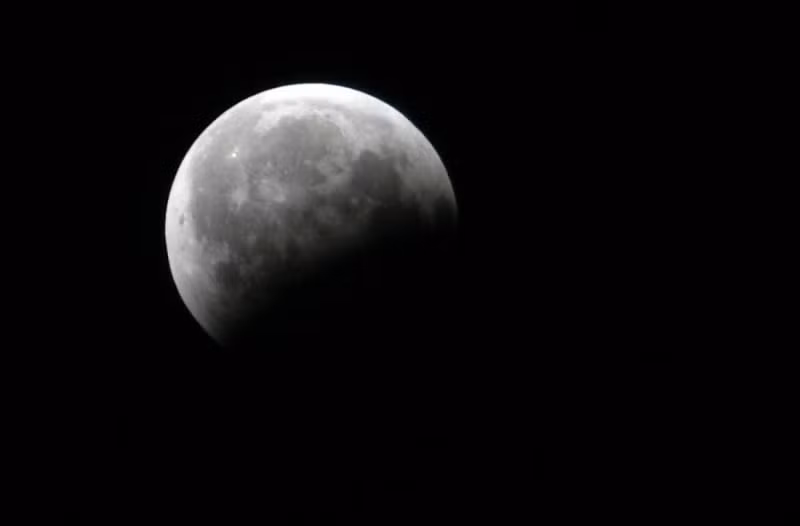 Tại TP HCM nhật thực sẽ bắt đầu từ 8 giờ 34 phút đến 13 giờ 59 phút ngày 20/4. Chúng ta rất may mắn bởi vì ước tính chỉ có 8,77% dân số thế giới - tương đương 693 triệu người - có thể chiêm ngưỡng "Mặt Trăng Đen" vào buổi sáng tháng tư này.