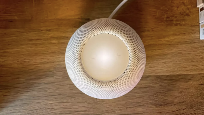  4. HomePod 2: Tháng 3/2021, Apple thông báo ngừng sản xuất loa HomePod để tập trung cho bản HomePod mini. Mẫu loa này được phát hành tháng 2/2018, ban đầu nhận nhiều đánh giá tích cực về thiết kế và chất lượng âm thanh. Dù vậy, mức giá 349 USD bị xem là cao so với sản phẩm đối thủ như Amazon Echo (99 USD) hay Google Home (100 USD).