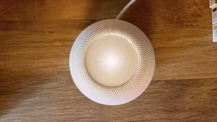  4. HomePod 2: Tháng 3/2021, Apple thông báo ngừng sản xuất loa HomePod để tập trung cho bản HomePod mini. Mẫu loa này được phát hành tháng 2/2018, ban đầu nhận nhiều đánh giá tích cực về thiết kế và chất lượng âm thanh. Dù vậy, mức giá 349 USD bị xem là cao so với sản phẩm đối thủ như Amazon Echo (99 USD) hay Google Home (100 USD).