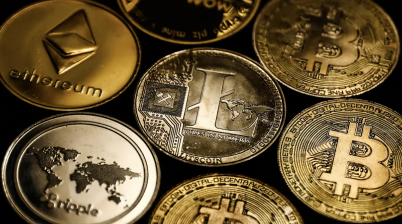 Bên cạnh đó, nhà tiên tri Athos Salomé cũng cho rằng năm 2023 có thể xuất hiện một loại tiền tệ mới: "Ai biết được, nó có thể nổi lên giữa Nga và Trung Quốc, nhưng việc hạ giá đồng đô la Mỹ là không dễ dàng".