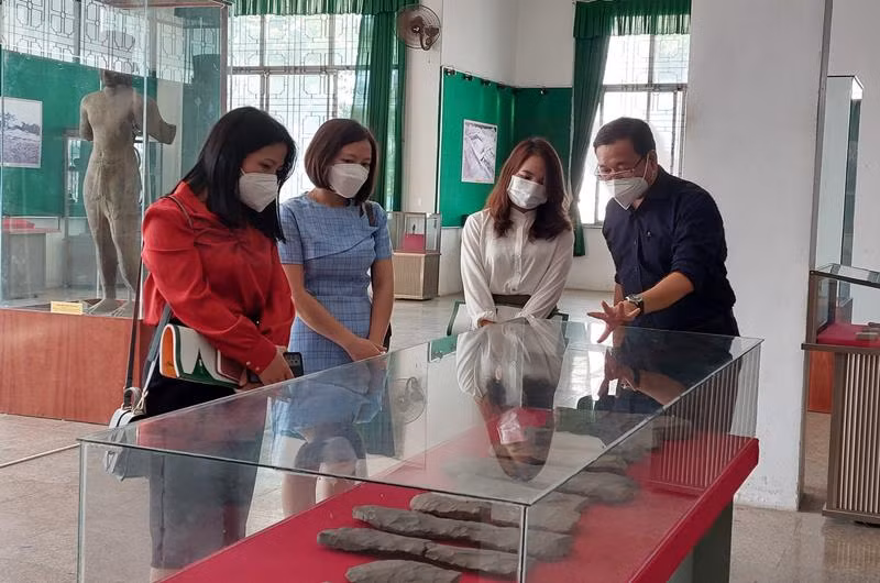 Những dấu vết ghè đẽo, đục, tách trên đàn đá cho thấy một quy trình kỹ thuật chế tác chặt chẽ với sự cảm nhận về định âm. Nguyên liệu để làm đàn đá được lựa chọn kỹ càng từ loại đá phiến có đốm qua phân tích địa chất - thạch học.