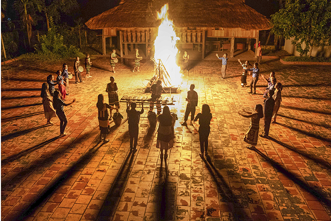 Cách đây hơn 3.000 năm, để làm cho những thanh đá vang lên đúng tiếng nhạc, chắc chắn những người chủ tâm chế tác có bàn tay khéo léo, sự cảm thụ tinh tế về âm thanh, đã trải qua những tìm tòi, thử nghiệm, dày công đục đẽo, chỉnh hình, chỉnh âm.