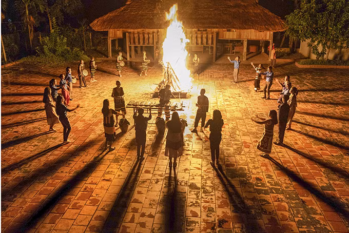 Cách đây hơn 3.000 năm, để làm cho những thanh đá vang lên đúng tiếng nhạc, chắc chắn những người chủ tâm chế tác có bàn tay khéo léo, sự cảm thụ tinh tế về âm thanh, đã trải qua những tìm tòi, thử nghiệm, dày công đục đẽo, chỉnh hình, chỉnh âm.