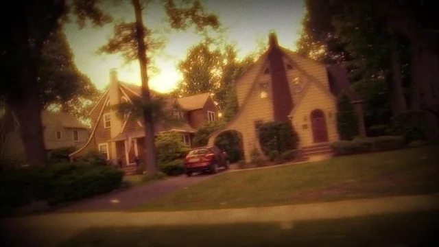 "The Watcher" tuyên bố ngôi nhà "đã là sở hữu của gia đình tôi trong nhiều thập kỷ," và "Tôi đã được giao trách nhiệm theo dõi và chờ đợi cho lần thứ hai tới," theo Castro báo cáo.