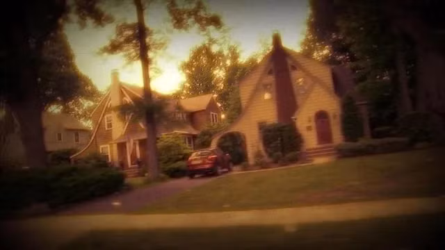 "The Watcher" tuyên bố ngôi nhà "đã là sở hữu của gia đình tôi trong nhiều thập kỷ," và "Tôi đã được giao trách nhiệm theo dõi và chờ đợi cho lần thứ hai tới," theo Castro báo cáo.