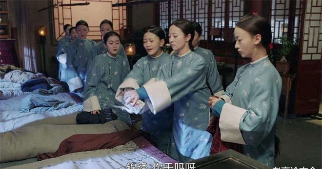 Thứ hai là địa vị thấp kém của các cung nữ trong cung. Duy trì tư thế ngủ như vậy sẽ tạo điều kiện cho cung nữ dậy làm việc bất cứ lúc nào. Trong các cung điện thời xưa, đôi khi hoàng đế và nhiều phi tần cũng cần cung nữ hầu hạ lúc nửa đêm.