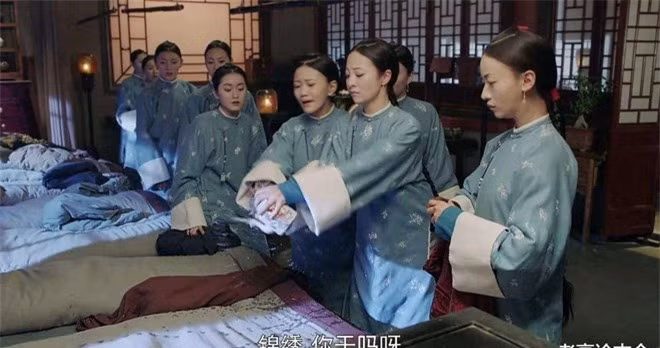 Thứ hai là địa vị thấp kém của các cung nữ trong cung. Duy trì tư thế ngủ như vậy sẽ tạo điều kiện cho cung nữ dậy làm việc bất cứ lúc nào. Trong các cung điện thời xưa, đôi khi hoàng đế và nhiều phi tần cũng cần cung nữ hầu hạ lúc nửa đêm.