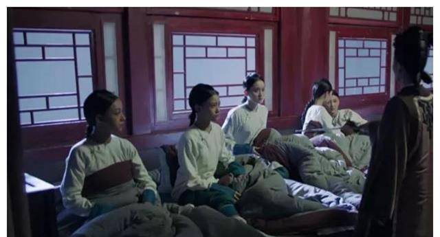 Chưa dừng lại ở đó, việc hạ nhân vô tình nằm ngửa trong lúc ngủ còn bị quy chụp là "ăn cắp phúc phần của chủ tử", xếp vào tội đại nghịch bất đạo, nặng thì có thể xử tử.