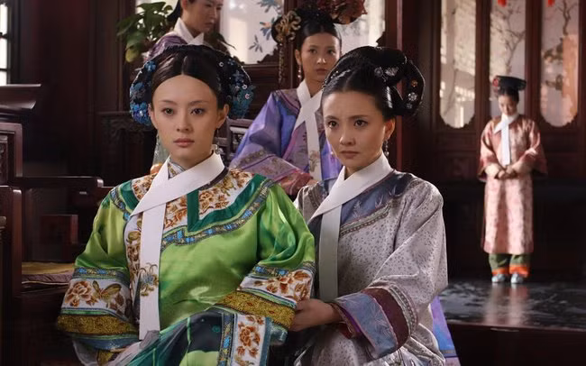 Không chỉ bị "vắt kiệt" sức lao động, mà chỉ cần phạm phải 1 chút lỗi lầm, nhóm cung nữ cấp thấp này đều có thể bị phạt nặng. Điều khiến hậu thế cảm thấy thương xót nhất cho những cung nữ này chính là một quy định oái ăm của triều đình: Cung nữ bắt buộc phải nằm nghiêng khi ngủ.