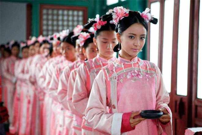 Thứ nhất, sở dĩ quy định này được đặt ra xuất phát từ một quan niệm khá mê tín. Họ cho rằng ban đêm là lúc các vị thần đi dò xét nhân gian để ban phúc, ban thọ nên các hạ nhân sẽ không được ngửa mặt để đảm bảo các vị thần chỉ có thể nhìn thấy mặt của các chủ tử.