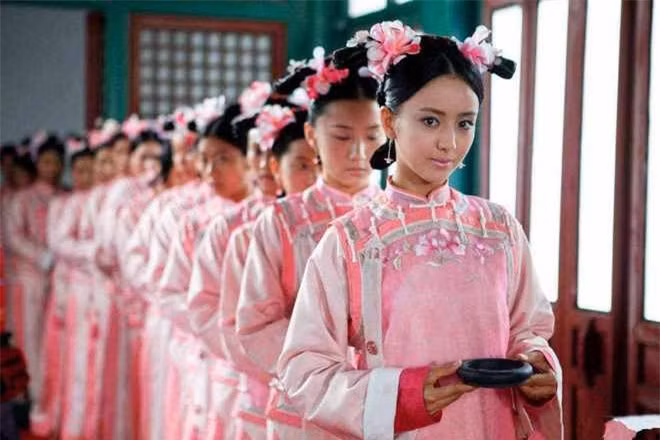 Thứ nhất, sở dĩ quy định này được đặt ra xuất phát từ một quan niệm khá mê tín. Họ cho rằng ban đêm là lúc các vị thần đi dò xét nhân gian để ban phúc, ban thọ nên các hạ nhân sẽ không được ngửa mặt để đảm bảo các vị thần chỉ có thể nhìn thấy mặt của các chủ tử.