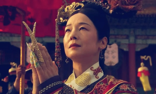 Đối với hai tay, một tay phải kẹp chặt giữa hai chân, tay còn lại đặt trên mình. Nếu một trong hai tay bị tê thì có thể hoán đổi vị trí hai tay cho nhau, nhưng tư thế phải giữ nguyên". Tại sao lại có quy tắc khắt khe như vậy?