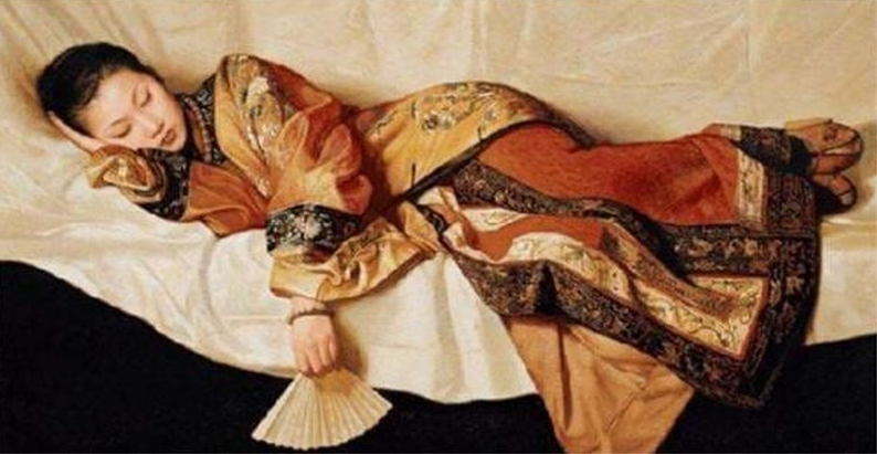 Nếu sắp xếp mỗi người một giường, ước tính toàn bộ cung điện đều không thể vừa vặn, vậy lựa chọn duy nhất là sắp xếp các cung nữ ngủ trong chung giường. Nhưng dù sắp xếp vậy thì không gian vẫn không đủ, nên các cung nữ được bố trí nằm nghiêng, vừa có tác dụng tiết kiệm diện tích lại có thể ngủ được nhiều cung nữ trên mỗi giường hơn.