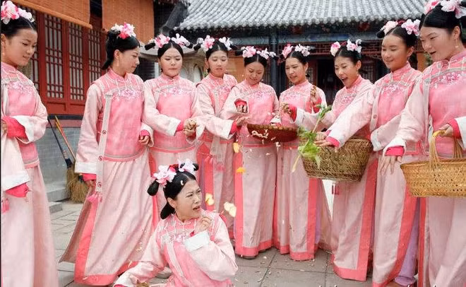 Nhất là khi có chuyện đặc biệt xảy ra, những cung nữ, thái giám làm nhiệm vụ trực đêm có thể không đủ nhân lực nên sẽ cần gọi những cung nữ đang ngủ. Chúng ta đều biết rằng một người khi chìm vào giấc ngủ sâu, rất dễ bị bối rối khi bị gọi đột ngột nên tư thế này giúp họ dễ tỉnh giấc hơn.