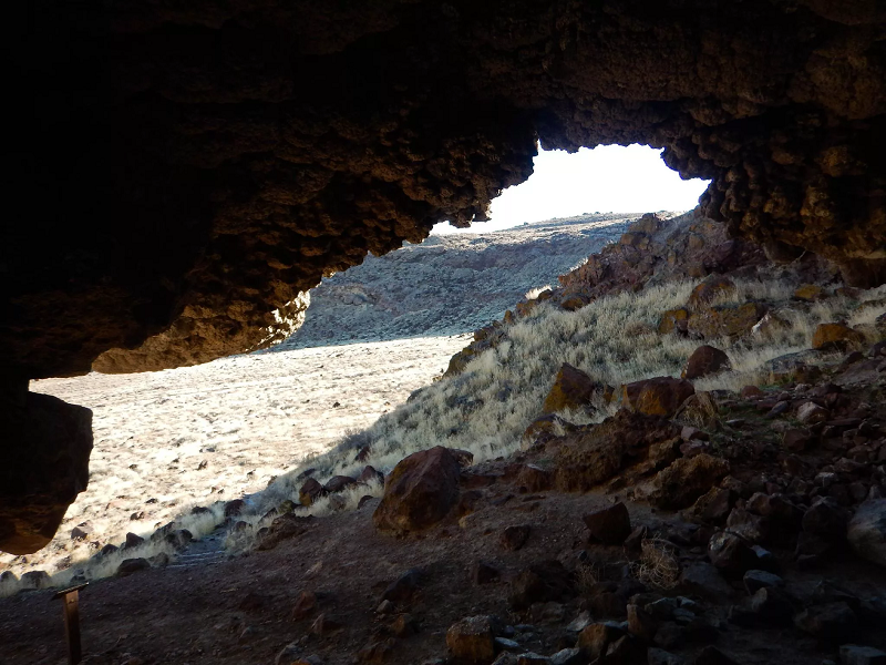 Người Mỹ bản địa đã sử dụng nó để chứa các công cụ, giáo và ngư cụ. Hang động được phát hiện bởi bốn đứa trẻ đi tìm kho báu vào năm 1927.