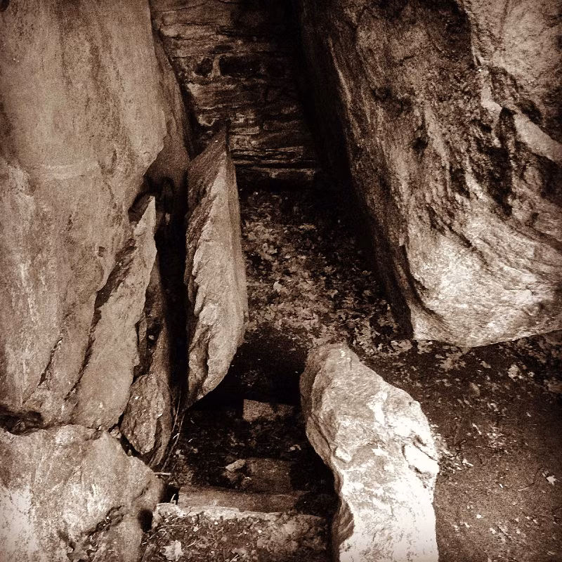 Hang động là một điểm thu hút phổ biến đối với trẻ em trong những ngày đầu nhưng cũng là một khu vực có nhiều sự phức tạp.