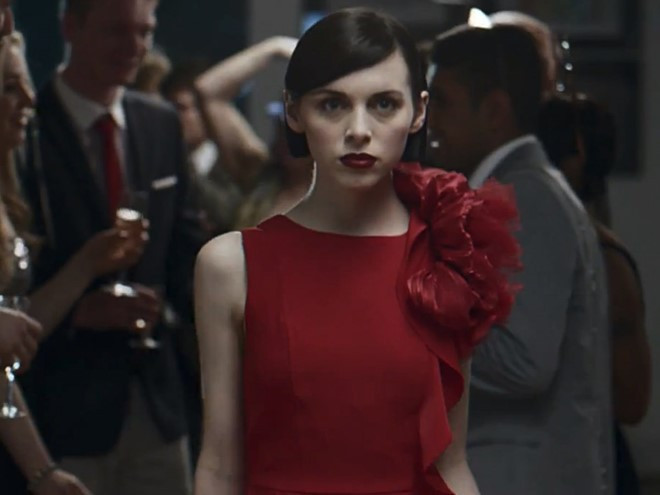 8. Đừng mặc đồ màu đỏ trong cơn giông. Ở Philippines, nơi có nhiều giông báo, người dân tin rằng màu đỏ thu hút sấm sét.