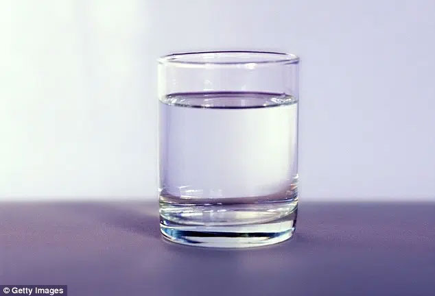 4. Một số nơi ở nước Đức, người ta tin rằng nếu bạn cụng ly chúc mừng ai đó bằng cốc nước lọc thì có nghĩa là bạn mong người ấy phải chết. Sự mê tín lạ lùng này bắt nguồn từ thần thoại Hy Lạp, nơi các linh hồn của người chết sẽ uống nước từ sông Lethe, một trong những con sông dưới địa ngục.