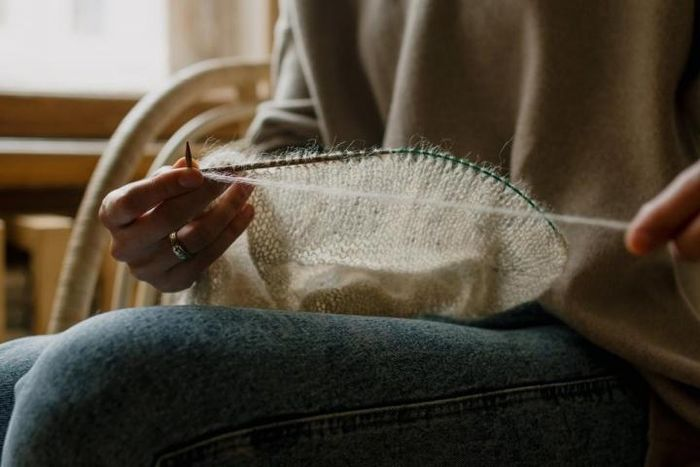 10. Nếu đến Iceland sinh sống, bạn hãy đan len ở trong nhà chứ đừng làm điều đó ở bên ngoài. Người dân địa phương tin rằng, việc đan len trước cửa nhà sẽ khiến thời tiết luôn trong tình trạng băng giá.