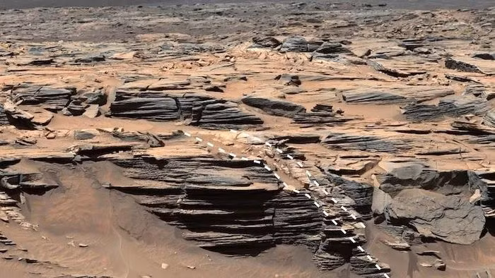 Bat ngo phat hien mieng nui lua tren sao Hoa “chua day” da quy