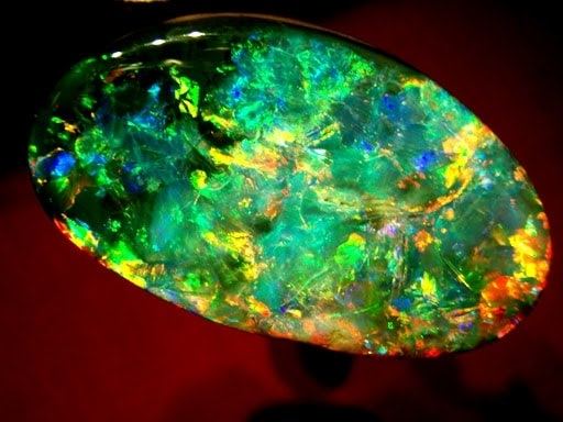 Đá Opal là sự tổng hợp pha trộn của nhiều loại đá khác nhau mà thành, trong đá Opal có nhiều màu sắc khác nhau bao gồm: màu đỏ của đá hồng ngọc, màu xanh của đá Sapphire, màu vàng của đá thạch anh... vậy nên những người Roman cổ đại cho rằng đá Opal là vua của các loại đá.
