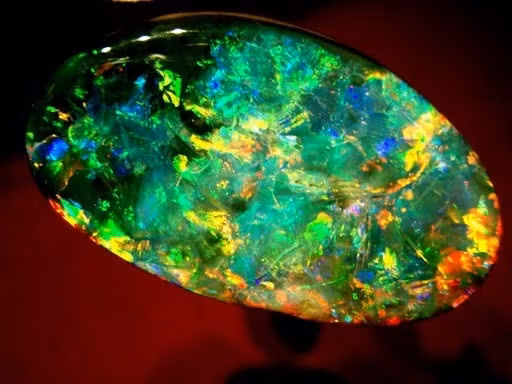 Đá Opal là sự tổng hợp pha trộn của nhiều loại đá khác nhau mà thành, trong đá Opal có nhiều màu sắc khác nhau bao gồm: màu đỏ của đá hồng ngọc, màu xanh của đá Sapphire, màu vàng của đá thạch anh... vậy nên những người Roman cổ đại cho rằng đá Opal là vua của các loại đá.