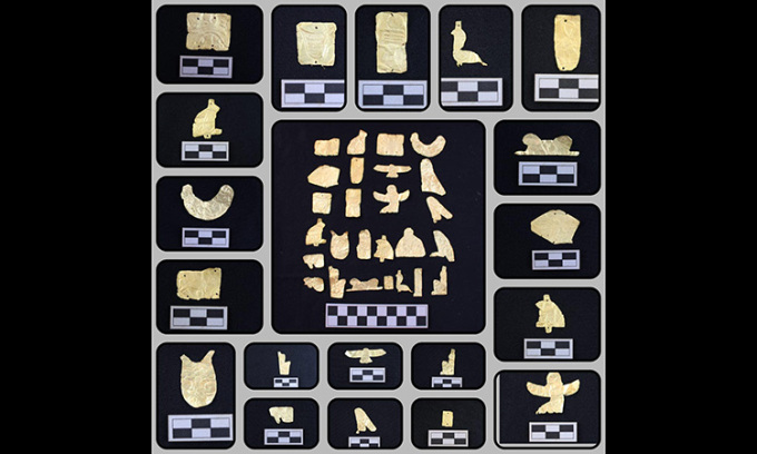 Trong mộ, nhóm chuyên gia tìm thấy nhiều lá vàng dùng để phủ lên hài cốt. Lá vàng mang hình dạng của các vị thần Ai Cập Isis, Heqat, Bastet, Horus và con mắt của Horus.