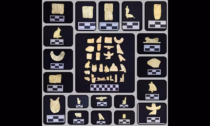 Trong mộ, nhóm chuyên gia tìm thấy nhiều lá vàng dùng để phủ lên hài cốt. Lá vàng mang hình dạng của các vị thần Ai Cập Isis, Heqat, Bastet, Horus và con mắt của Horus.