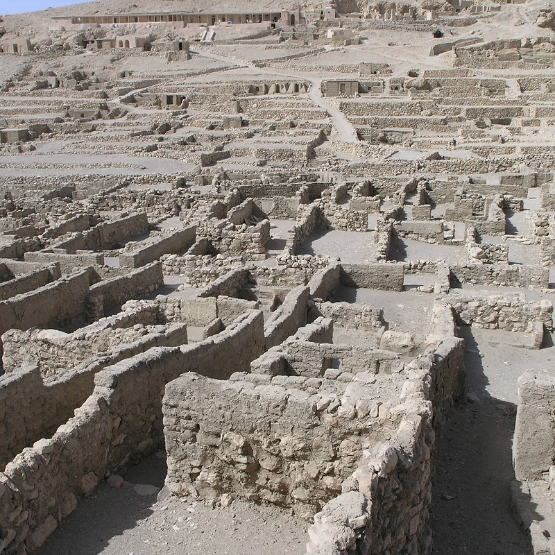 Nhóm khảo cổ đang tiếp tục làm việc tại nghĩa địa Tell El Deir vì vẫn còn nhiều lớp cát cần khám phá.