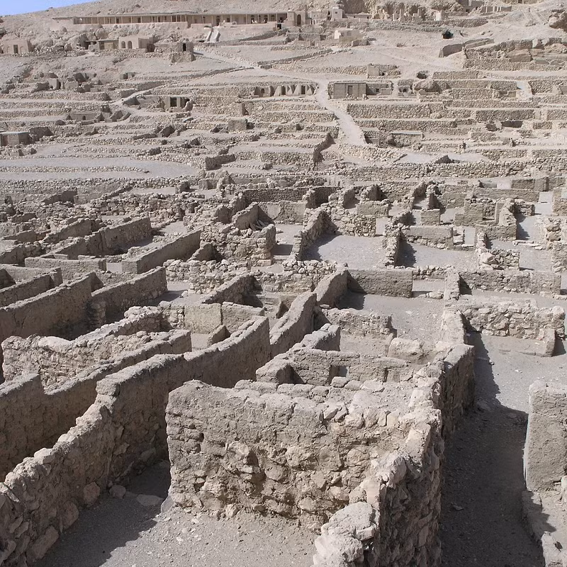 Nhóm khảo cổ đang tiếp tục làm việc tại nghĩa địa Tell El Deir vì vẫn còn nhiều lớp cát cần khám phá.