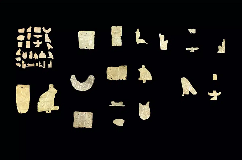 Hàng loạt bùa hộ mệnh với nhiều hình dạng như bọ hung, hai chiếc lông vũ của thần Amun và một số vị thần khác, cũng được tìm thấy trong các ngôi mộ. Ngoài ra còn có những mẫu nhỏ của bình canopic dùng để lưu giữ nội tạng người chết và tượng 4 người con trai của thần Horus.