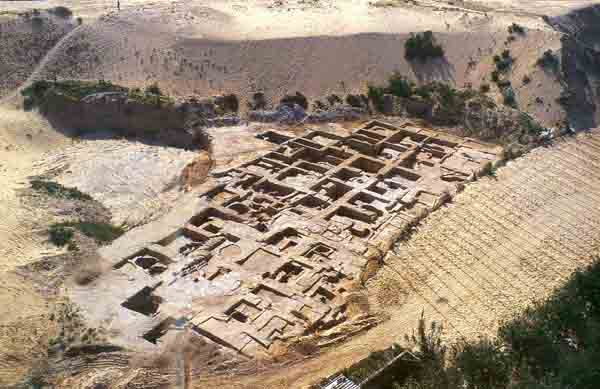 Những năm qua, các chuyên gia đã tìm thấy mộ từ các nền văn minh khác từng hiện diện ở Ai Cập, bao gồm cả Hy Lạp và La Mã, tại di chỉ Tell El Deir. Ví dụ, năm 2019, họ phát hiện nhiều đồng tiền vàng từ thời Đông La Mã và những bức tượng ushabti nhỏ mang con dấu hoàng gia của Psamtik II, một pharaoh thuộc Vương triều thứ 26.