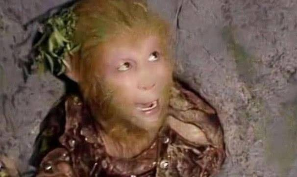 Được biết trên lá bùa là sáu chữ bí ẩn: "Lục tự đại minh chân ngôn" hay còn được biết đến với cái tên "Um Ma Ni Bát Mê Hồng", "Om Mani Padme Hum". Đây chính là câu thần chú do Bồ Tát Quan Âm truyền lại, được ghi chép trong quyển 4 Kinh Đại Thừa Trang Nghiêm của Mật tông Tây Tạng.