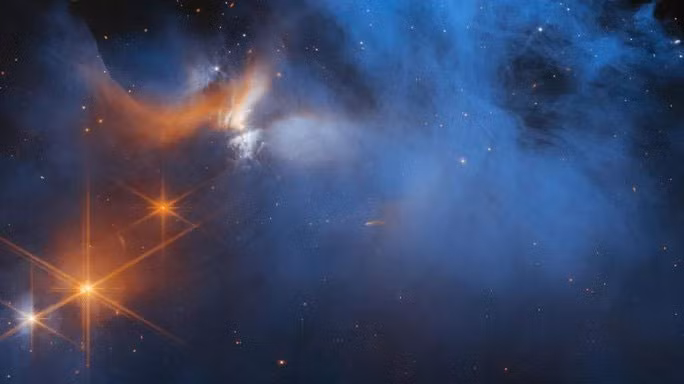 Các nhà khoa học đã sử dụng camera hồng ngoại của James Webb để xoáy vào vùng cực tối và cực lạnh của đám mây phân tử cách chúng ta 500 năm ánh sáng này.